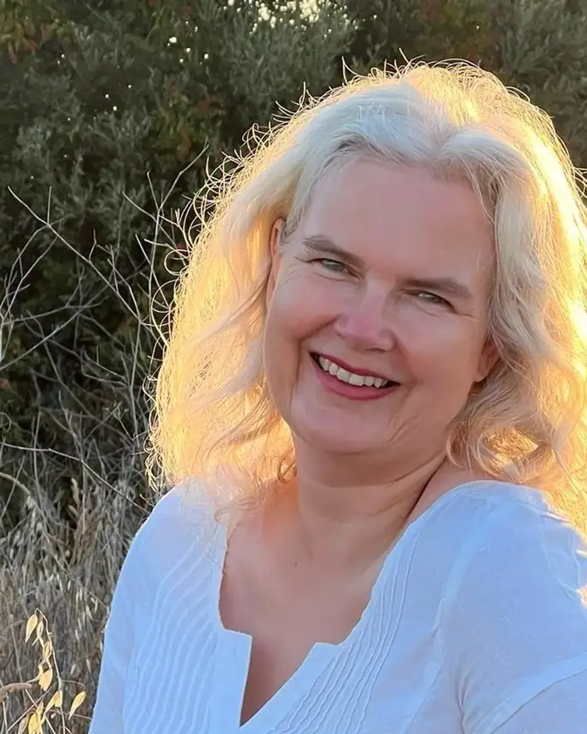 Carmen Bergmüller im Gegenlicht vor trockenen Gräsern, frontal